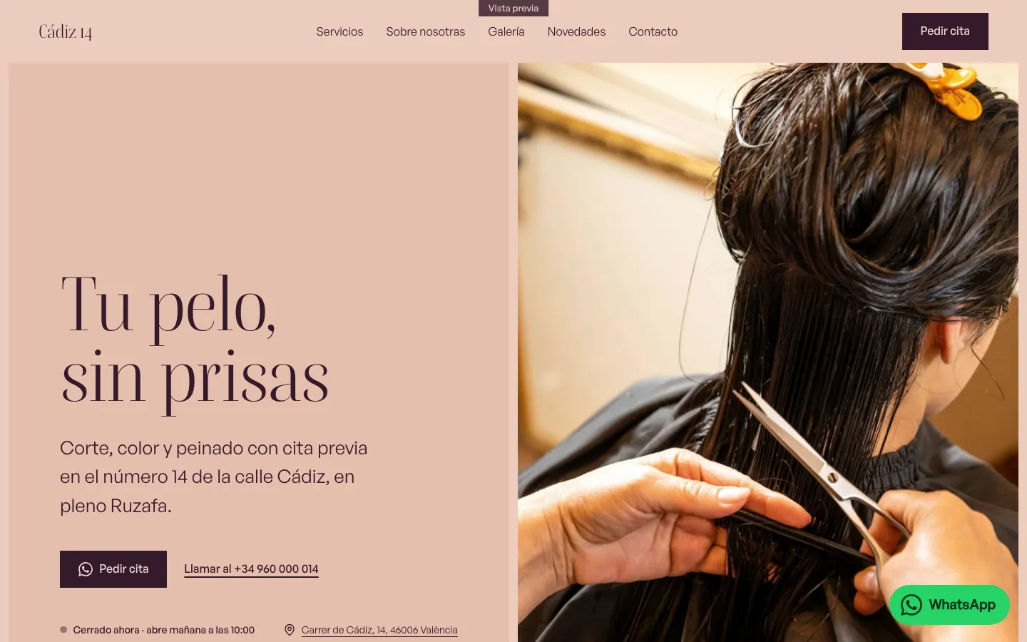 Estilo Belleza en el ordenador: texto a la izquierda sobre rosa y foto de un corte de pelo a la derecha