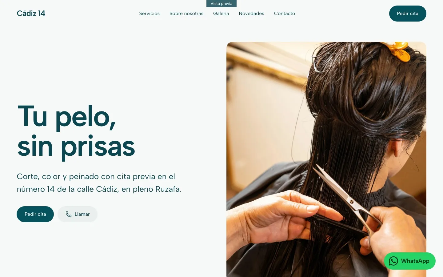 Estilo Salud en el ordenador: fondo claro, verde petróleo y botones redondeados